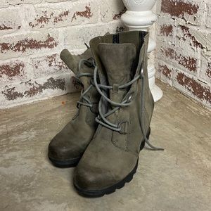 Lace up Sorel boots. Wedge.